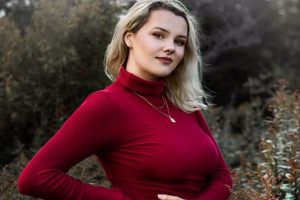Woman wearing a red turtleneck shirt